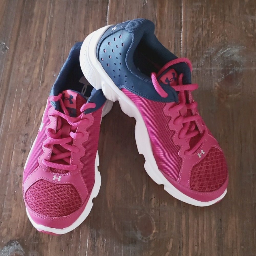 Under Armour Girl Shoes Size 3.5